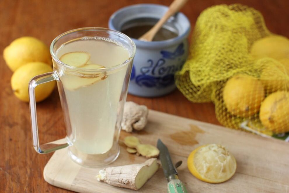 Джинджифилова лимонада с мед и лимонов сок